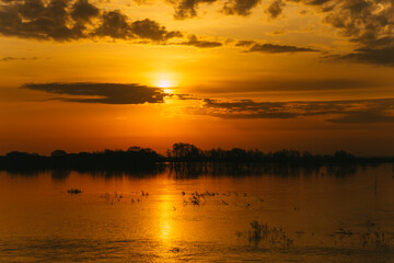 Obraz premium sunset over lake