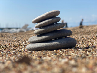 Fototapeta na wymiar Pyramid of stones on the seashore