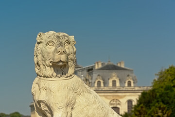 Obraz premium Guard dog statue, detail of the Castle of chantilly, france