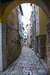 Wąska uliczka w stylu włoskim w małym miasteczku w Chorwacji   - obrazy, fototapety, plakaty