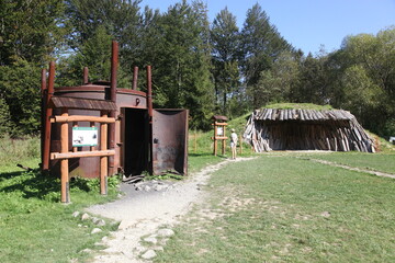 Bieszczady, Muczne - plenerowy wypał węgla drzewnego © Grzegorz