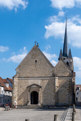 Vue extérieure de l'église paroissiale Saint-Martin de Jouy, construite au 13ème siècle à Jouy-en-Josas, dans le département des Yvelines, France