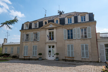 Fototapeta na wymiar Vue extérieure du bâtiment de la mairie de Bièvres, dans le département de l'Essonne, France