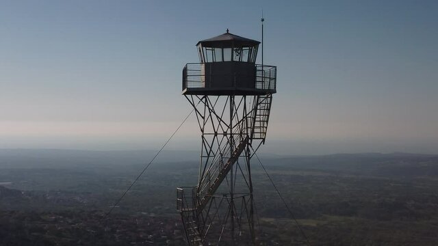 La torre de vigilancia que corona las monta&ntilde;as para proteger caminos y bosques