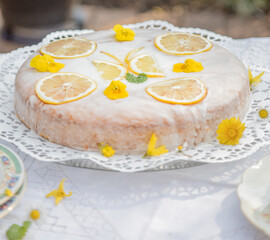 Makro Zitronenkuchen mit Blütendeko, HDR