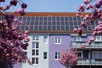Energetisch renoviertes Wohnhaus mit Solarenergie im Frühjahr zur Kirschblüte