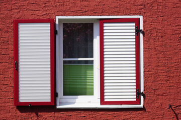 Farbige Fassade mit Fenster