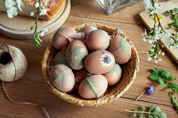 Preparation of Easter eggs for dyeing with onion peels