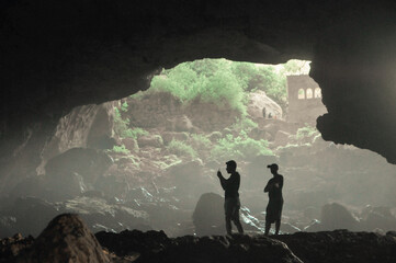 Obraz premium people in the cave