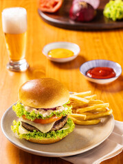 Cheeseburguer com batatas fritas