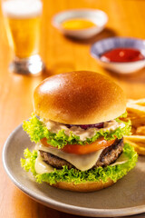 Cheeseburguer com batatas fritas