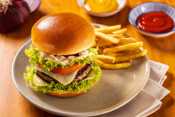 Cheeseburguer com batatas fritas