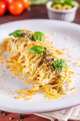 Espaguete ao pesto de manjericão com farofa crocante