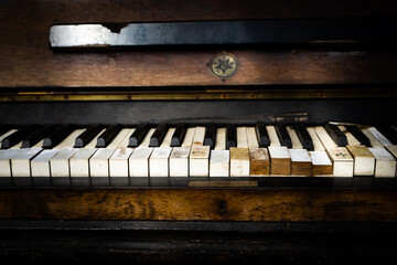 Fototapeta na wymiar close up of old piano keyboard with broken keys.