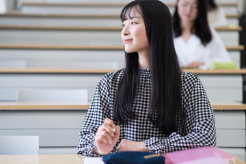 講義を受ける大学生