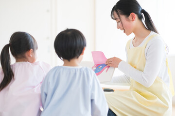 読み聞かせをする保育士