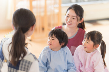 読み聞かせをする保育士