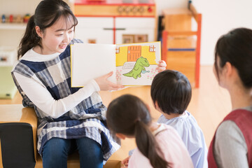 読み聞かせをする保育士