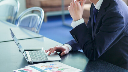 パソコンをするビジネスマン