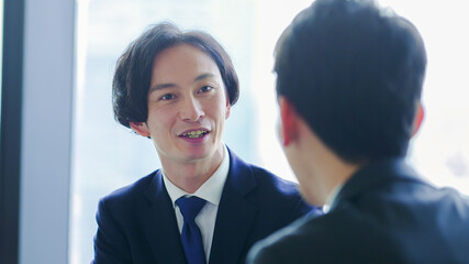 打ち合わせをするビジネスマン