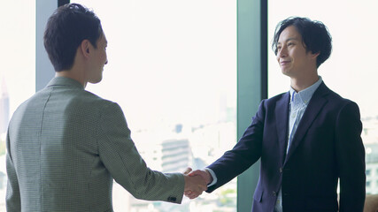 握手をするビジネスマン