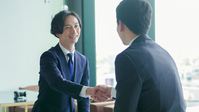 握手をするビジネスマン