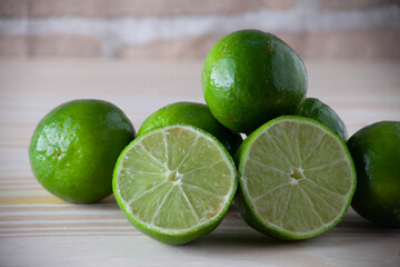 Limão taiti,  limão verde, foto macro, limões empilhados.