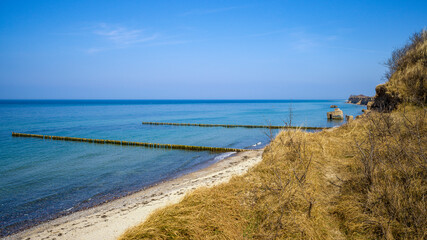 Fototapeta na wymiar Strand mit Buhnen bei Wustrow an der Ostsee