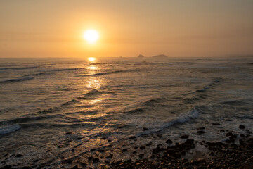 Atardecer de un sol dorado en las playas de lima