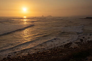 Atardecer de un sol dorado en las playas de lima