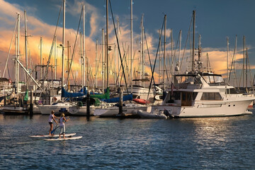 Obraz premium Santa Barbara harbor cruise at sunset