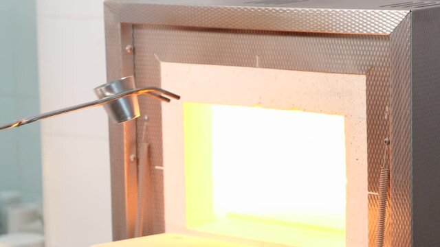 Test on a laboratory muffle in which a sample is calcined in a platinum crucible. Selective focus