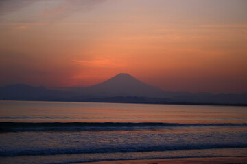 夕暮れの富士山（藤沢市江の島付近から相模湾を挟んで臨む）