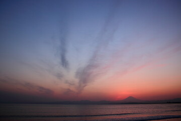 夕暮れの富士山（藤沢市江の島付近から相模湾を挟んで臨む）