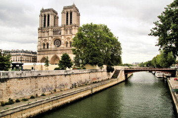 Fototapeta na wymiar A view of the Notre Damn Cathedral in Paris