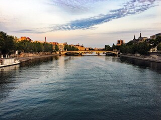 Obraz premium A view of the River Seine in Paris