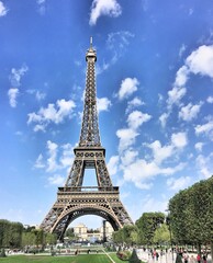 Fototapeta premium A view of the Eifel Tower in Paris