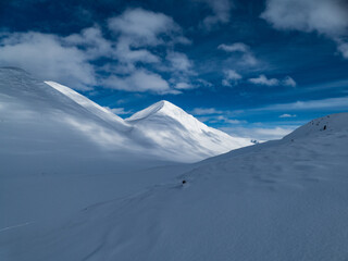 Fototapeta na wymiar snowy winter landscape of Sarek national park in swedish lappland