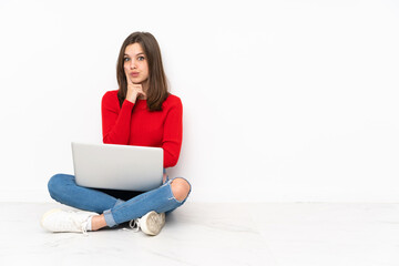 Naklejka premium Tenaager girl working with pc isolated on white background Looking front