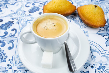 tasse de café et madeleines sur une table