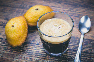tasse de café et madeleines sur une table
