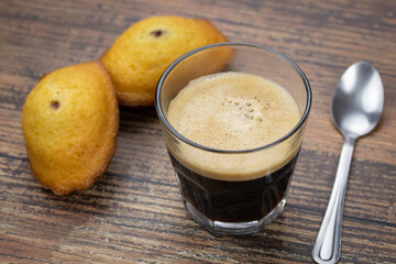 tasse de café et madeleines sur une table
