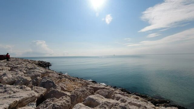 timelapse del mare con nuvole e pescatori