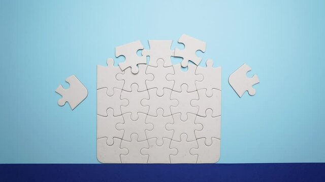 the shooting in stop motion of the pieces of a puzzle that is composed	