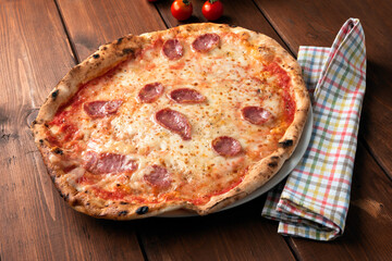 Deliziosa pizza sarda con salsiccia di suino e pecorino 