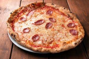 Deliziosa pizza sarda con salsiccia di suino e pecorino 