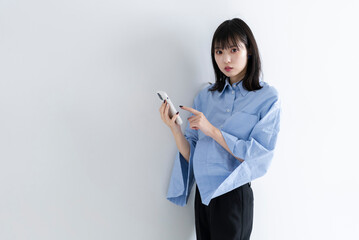 Fototapeta premium 携帯電話を使う女性
