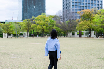 街の公園にいる女性