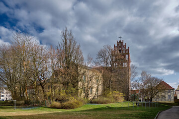 Obraz premium Stadtpfarrkirche St. Marien und Fachwerkbau der denkmalgeschützten ehemaligen Schule von Angermünde im Abendlicht (Blick von Nordwesten)