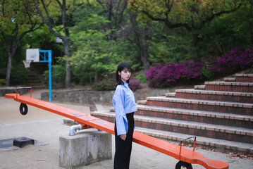 街の公園にいる女性